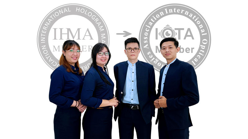 Tín Dân là thành viên của Hiệp hội Hologram Quốc tế IOTA